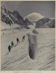 In der Dauphiné-Region der französischen Alpen: eine Gletscherspalte auf dem Glacier Blanc am Barre des Écrins