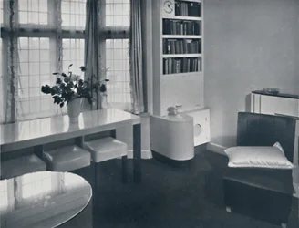 Renovart Ltd: Eine Einzimmerwohnung mit einer nützlichen Eckeinrichtung, die eine elektrische Uhr enthält