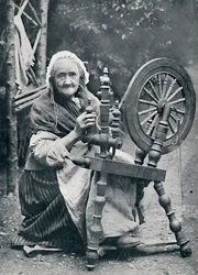 Eine alte irische Frau an ihrem Spinnrad, 1912