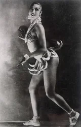 Josephine Baker mit einem Gürtel aus Bananen bekleidet.