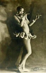 Josephine Baker in ihrem berühmten Bananenkostüm, um 1927
