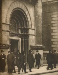 Ein Blick auf Lothbury zur Mittagszeit an einem Geschäftstag, um 1935