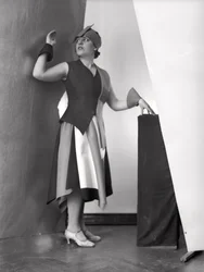 Porträt von Anita Pezzoni in einem Kleid, entworfen vom Maler Marcello Clarion