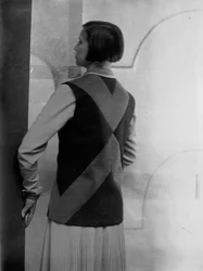 Porträt von Marion Wulz in einem Kleid von Anita Pittoni, ca. 1940