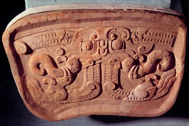 Originalmodell der Taotie-Maske aus Terrakotta. Taotie ist einer der 9 Drachen der chinesischen Mythologie. Hergestellt in der Zeit der kämpfenden Königreiche (475-221 v. Chr.), China
