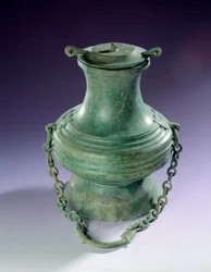 Chinesische Kunst: Bronzene Vase aus Than-Hoa, Han-Periode. Paris, Musée Cernuschi