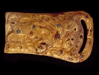 Chinesische Kunst: Goldene Gürtelschnalle mit Edelsteinen besetzt. Westliche Han-Dynastie (206 v. Chr. - 25 n. Chr.). Paris, Cernuschi Museum