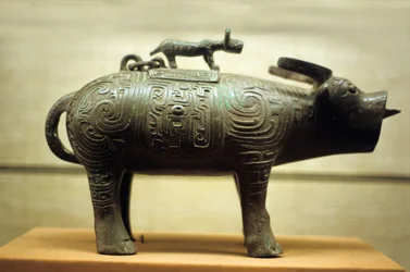 Weinvase in Form eines Ochsen, überragt von einem Tiger