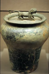 Weinvasen in Form eines Kruges, gekrönt von einem Tiger
