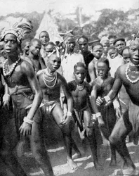 Jungentänzer als Mädchen verkleidet, Stamm der Yafouba, Westafrika, 1936