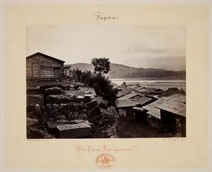 Fusiyama. Haus und Berg Fuji im Hintergrund