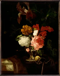Eine Rose, eine Iris, Flieder und andere Blumen in einer silbernen Vase mit einer Schnecke und einem Schmetterling auf einem drapierten Sims