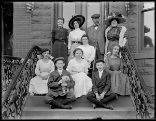 Bease Gruppenporträt: Männer, Frauen, Kinder und kleiner Hund, ca. 1910
