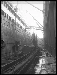 Dampfschiff mit tragbaren Eimerförderern beladen, 1912