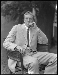 Englischer Boxer William Thomas Wells (Bombardier Billy Wells), posiert sitzend in einem Tweed-Anzug, ca. 1911