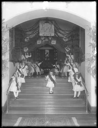 Gruppe kleiner Mädchen auf den 