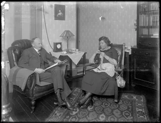 Mr. und Mrs. Austin Norris in einem nicht identifizierten Wohnzimmer, ca. 1912