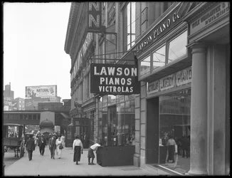 Schild für Lawson Pianos, 372 E. 149th Street, New York City, 2. August 1916