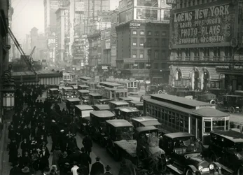 Times Square, überfüllt mit Autos, Bussen und Menschen, ca. 1917