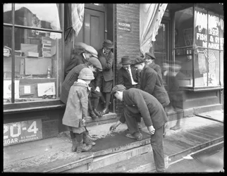 Unidentifizierte Jungen spielen Würfel auf einer Treppe, New York City, 30. Mai 1915