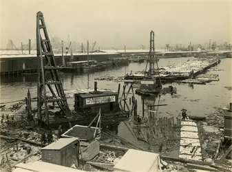 Unidentifizierte industrielle Uferanlage, ca. 1910-21