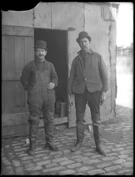 Unidentifizierte Kanalarbeiter posieren über der Erde, New York, ca. 1911
