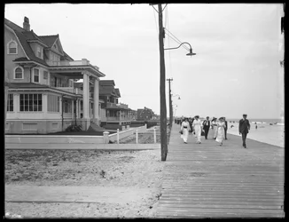 Blick entlang der Promenade von Beach 125th Street, Belle Harbor, Queens, 11. Juli 1915