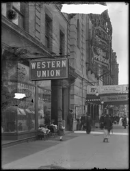 Western Union Büroschild an der W. 125th Street und St. Nicholas Avenue, New York City, 28. April 1916