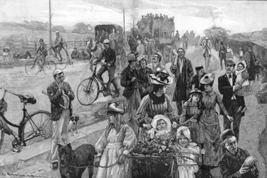 Straßenszene mit vielen Fahrrädern