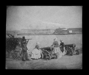 Royal William Victualling Yard, Plymouth, vom Mount Edgcumbe aus. Invertierte Digitaldatei zur Erstellung eines Schwarz-Weiß-Positivs.