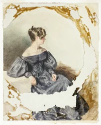 Sitzende Frau in schwarzem Kleid