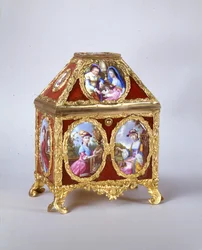 George III Kasten mit einer Uhr im Stil von James Cox, ca. 1770