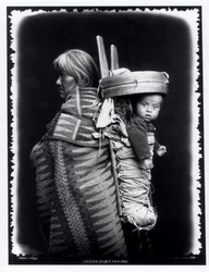 Navaho-Frau mit einem Kind auf dem Rücken, um 1914