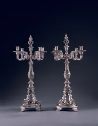 Paar sehr wichtige deutsche vierarmige Kandelaber, in Auftrag gegeben für George II, hergestellt von Balthasar Friedrich Behrens, Hannover, 1736-37