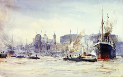 Aktivitätsszene entlang des Irongate Quay an der Themse (England), mit Tower Bridge in der Ferne