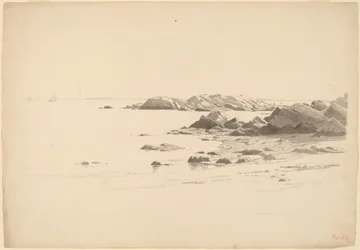 Felsiger Strand mit entfernten Booten