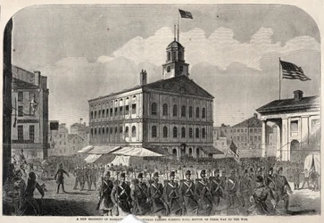 Ein neues Regiment von Massachusetts-Freiwilligen zieht an der Faneuil Hall in Boston vorbei, auf dem Weg in den Krieg