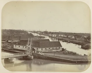 Hafenkanal und der Baum in Batavia
