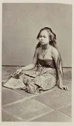 Sitzendes Mädchen