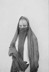 Eine verschleierte Frau, Kairo, ca. 1910