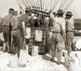 Anbringen von Sandsäcken am Korb eines Ballons, Fort Myer, USA