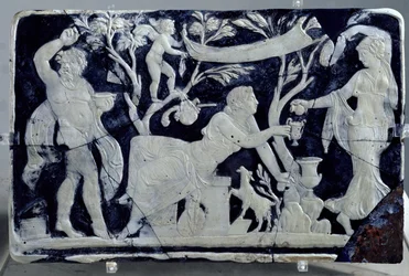 Kamee, die die Toilette der Venus darstellt, mit einer Dienerin und Dionysos