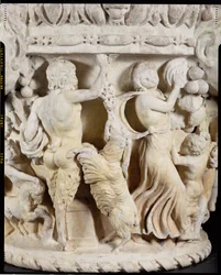 Geschnitztes Säulenkapitell, das Pan zeigt, wie er eine sich aufbäumende Ziege mit einer Traube neckt, und eine Mänade, die mit einem Tamburin den Takt schlägt, italienisch, aus Rom, ca. 180-220 (Detail)