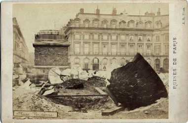 Kommune von Paris (1871): Ruinen auf dem Place Vendôme in Paris. Fotografie 1871. Dim.16,5x10,8 cm