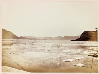 Expedition in die Arktis (1875-1876) des Kapitäns George Nares (1831-1915): Dobbin Bay nach Norden blickend