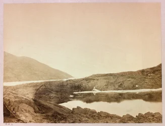 Arktische Expedition (1875-1876) des Kapitäns George Nares (1831-1915): Blick auf Cape Sabine von Port Payer