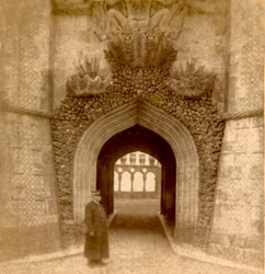 Wache vor dem Eingang zum Palast von Pena (Palácio da Pena), Sintra, Lissabon, Portugal ca. 1888