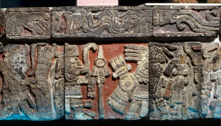 Flachrelief auf einer Bank im Templo Mayor, Spätklassische Periode, ca. 1500