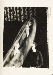 Paranormales Phänomen: Porträt einer Frau und zweier Männer, und der Geist einer Frau, die hinter ihnen erscheint, ca. 1920 (Fotografie von William Hope)