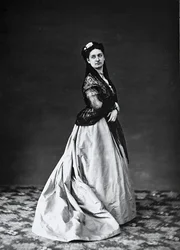 Porträt einer Frau mit Schal